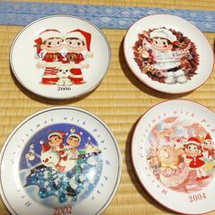 未使用又は数回使用　不二家のクリスマスケーキを買うともらえる皿（年ごとに違うデザイン）９枚　&　クリスマスケーキを買うともらえる皿２枚　&　急須　の画像