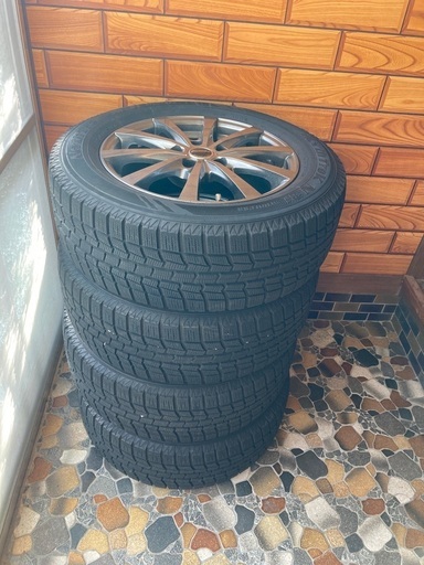 現在取扱を中止してます。新車購入のため不要になったスタッドレスタイヤ（215.60.R16）とアルミホイールをセットでお売りします