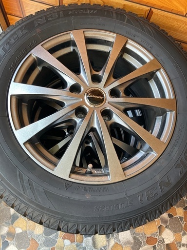 現在取扱を中止してます。新車購入のため不要になったスタッドレスタイヤ（215.60.R16）とアルミホイールをセットでお売りします