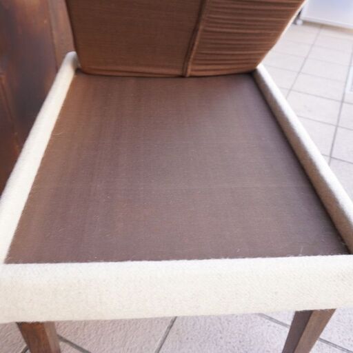 北欧デンマークから入荷したローズウッド材×ファブリックのヴィンテージ オットマンです。チェック柄が可愛らしいスツールはインテリアのアク