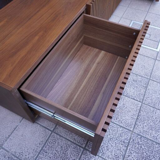 Armonia(アルモニア) のウォールナット材 Lussy テレビボードです。美しい天然木の格子デザインが際立つスタイリッシュなTV