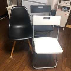 イームズチェア風椅子とIKEAの椅子の画像