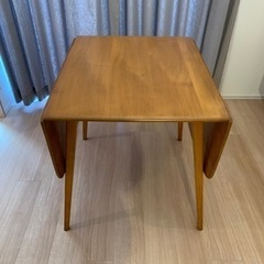 ERCOL（アーコール）ダイニングテーブルの画像
