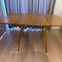 ERCOL（アーコール）ダイニングテーブルの画像