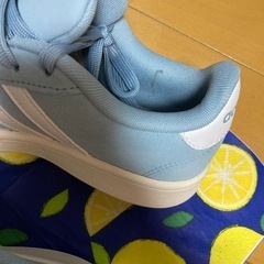 adidas スニーカー　23cm レディース
