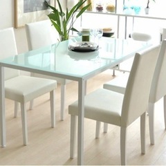 4人座れるガラスの机