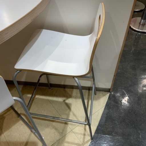 背が高い椅子　残り2脚