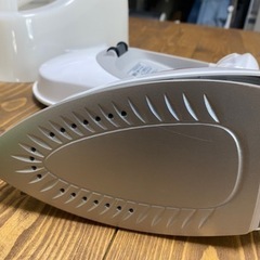 【オマケ有り】Panasonic コードレススチームアイロン NI-CL311 2020年製の画像