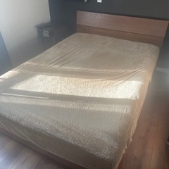 ダブルベッド　マットレス付き
