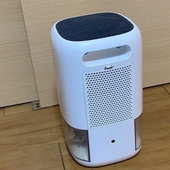  除湿機 除湿器 小型 最新版 1000ml大容量 ペルチェ式 省エネ 強力除湿 梅雨対策 部屋干し カビ対策 自動停止機能 7色ランプ 軽量 静音作業 お風呂場 台所 書棚 オフィス 日本語説明書付 ホワイトの画像