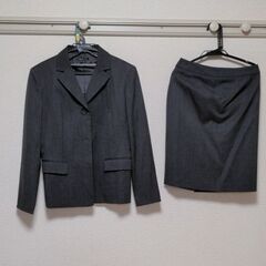 レディーススーツの画像