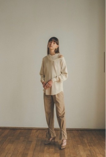CLANE ASYMMETRY SHOULDER POINT TOPS
