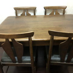 ４人かけテーブルの画像