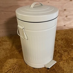 ● ゴミ箱、ペダル付き