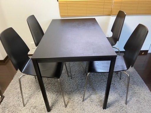 ダイニングテーブル4人掛け　引っ越しするので譲ります！