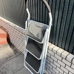 1/4に引取り可能な方限定 安全脚立の画像