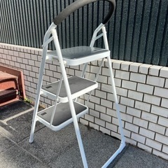 1/4に引取り可能な方限定 安全脚立の画像