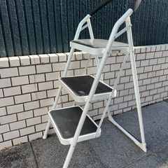 1/4に引取り可能な方限定 安全脚立の画像