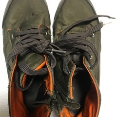 スニーカー　カーキ