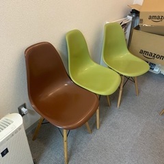 椅子三つの画像