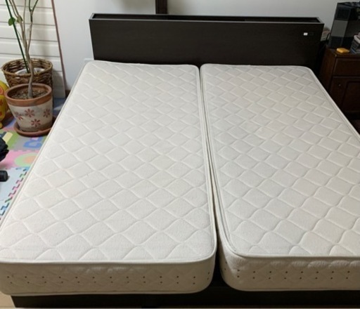 行き先決定！【マット付きクイーンベッド】コンセント2口あり、ダークブラウン