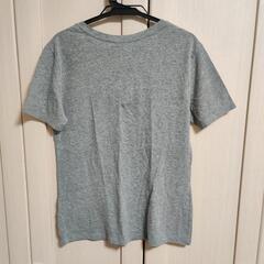 GU Everyday Comfort (グレイ) と Simple Lady (ホワイト) VネックTシャツの画像