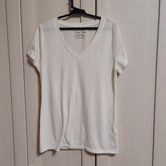 GU Everyday Comfort (グレイ) と Simple Lady (ホワイト) VネックTシャツの画像
