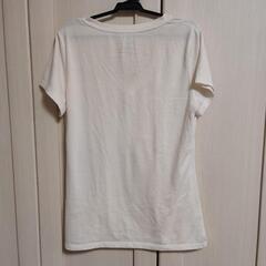 GU Everyday Comfort (グレイ) と Simple Lady (ホワイト) VネックTシャツの画像