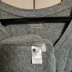 GU Everyday Comfort (グレイ) と Simple Lady (ホワイト) VネックTシャツの画像