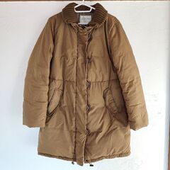 ベージュのジャンパーと黒のロングダウンコート