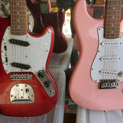エレキギター　各1000円の画像