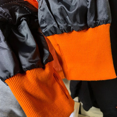 男女兼用　新品　SからXL 冬用　防寒ジャンパー　オレンジ　黒色フードパーカーとセットの画像