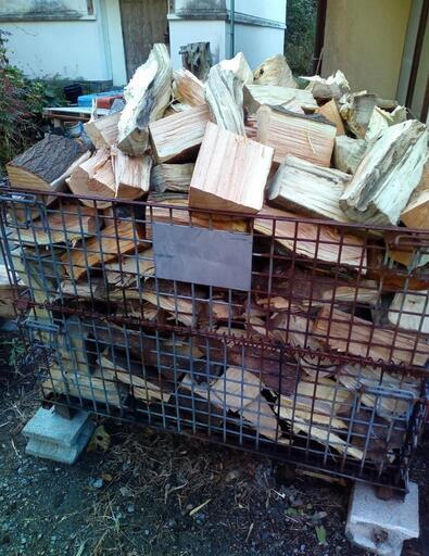 ●完売御礼●規格外 コロ 薪 未乾燥 広葉樹 メッシュパレット山盛り価格