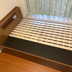 値引き中でお買得！大型収納付きダブルベッド