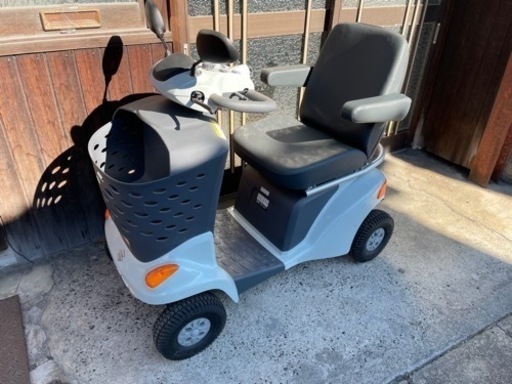 スズキの電動車椅子、新古車です。