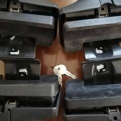 THULE 鍵付き　フット754とキット1545　中古です、バーとセットで　6000円！の画像