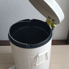 小さいごみ箱の画像