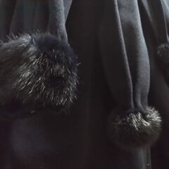 ハーフコート 毛皮風アクセント付きでエレガントなデザインの画像