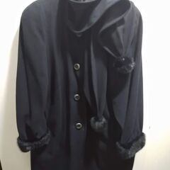 ハーフコート 毛皮風アクセント付きでエレガントなデザインの画像