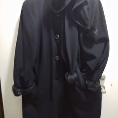 ハーフコート 毛皮風アクセント付きでエレガントなデザインの画像