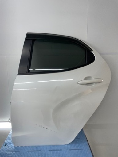 送料込み！★ヤリス★左リアドア Assy ★070パール★動作確認済★即出荷❗️