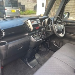 ホンダ Ｎ－ＢＯＸカスタム Ｇ・Ｌパッケージ　ＣＤ　スマートキー　純正１４インチアルミ　ＥＴＣ　ベンチシート　ＨＩＤ　アイドリングストップ　盗難防止システム　横滑り防止装置　　電動スライドドア　デュアルエアバッグ　オートエアコン　ＣＶＴの画像