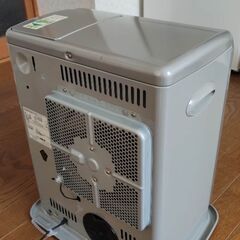 コロナ石油ファンヒーター、灯油ポリタンク、灯油ポンプの画像