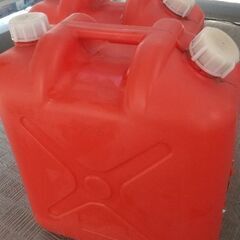 さしあげます★灯油缶ふたつ1.8リットルの画像