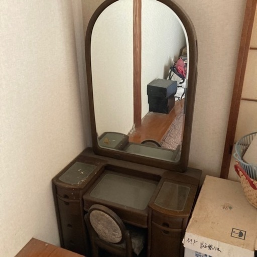 鏡台とイス