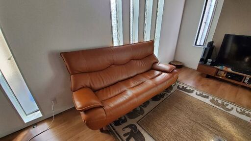 3人掛ソファーいかがですか？革製品です。