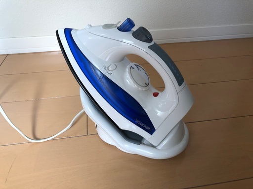 アイリスオーヤマのアイロン　アイロン台付き