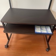 座り用パソコンデスクの画像