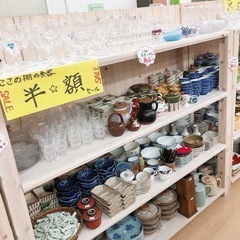 人気コーナー✨食器がたくさん入荷してきました(^^♪最初からサービス価格ですが、さらに半額！で販売しております。【水曜定休日】 − 鳥取県