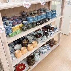 人気コーナー✨食器がたくさん入荷してきました(^^♪最初からサービス価格ですが、さらに半額！で販売しております。【水曜定休日】 - リサイクルショップ